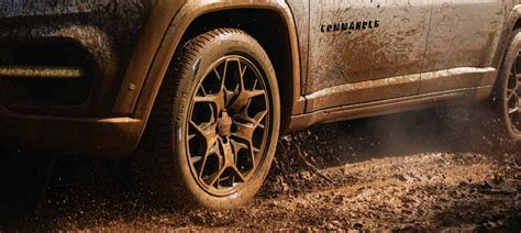 Nuotrauka Jeep Commander su prikabinta priekaba