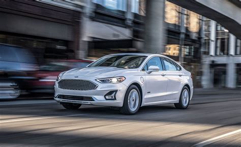 Ford Fusion automobilio priekis