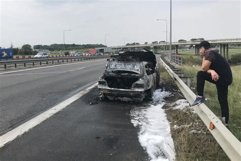 Sudegęs automobilis kelyje