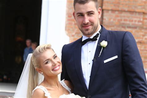 Eglė Valančiūnienė su aptempta suknele ir rankine