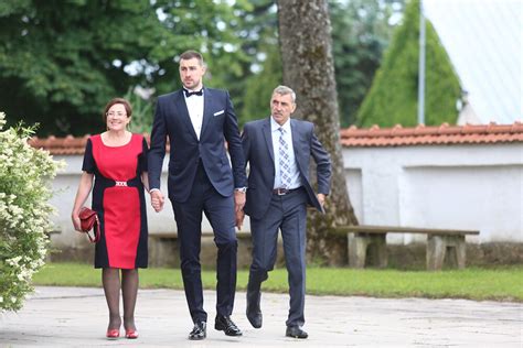 Jonas Valančiūnas su tamsiai mėlynu kostiumu