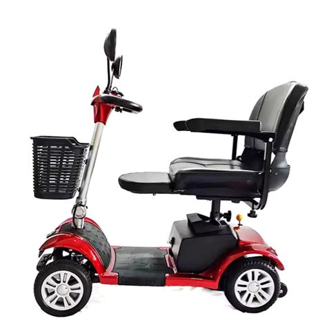 Sulankstomas elektrinis skuteris automobilio bagažinėje