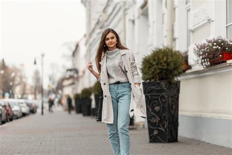 Stilingos moterys gatvėje