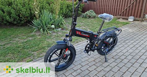 Elektrinis dviratis su storomis padangomis važiuoja smėliu