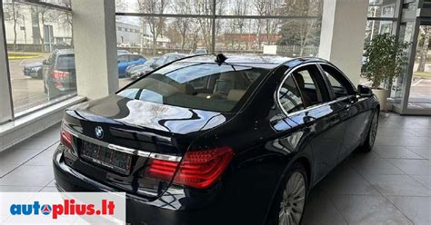 BMW automobilis naktiniame mieste