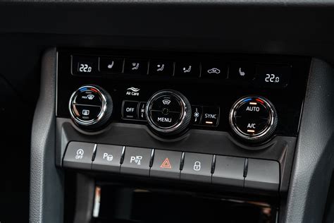 Infografika su Skoda Karoq variklio alyvos tipais ir talpomis