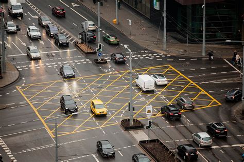 Schema, kaip motociklai gali tilpti į vienos mašinos parkavimo vietą