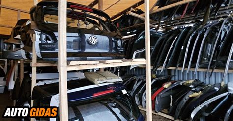 Įvairių automobilių detalių asortimentas