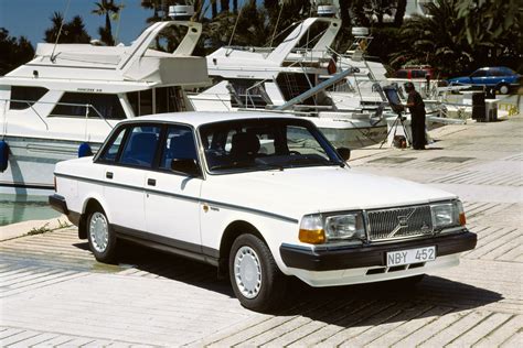 Klasikinis Volvo 240 automobilis