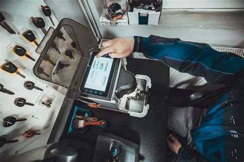 Mechanikas gamina automobilio raktą