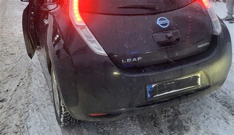 Vaizdas automobilio su susidėvėjusiomis spyruoklėmis