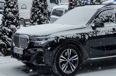 Snaigės ant kelio su BMW automobilio ratų žymėmis