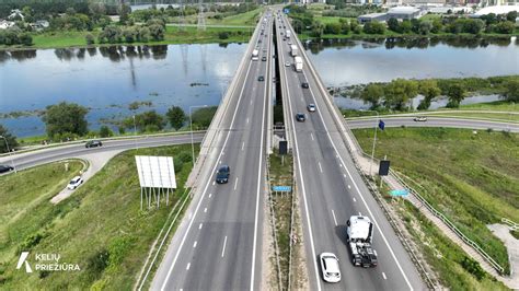 Nuotrauka sunkiasvorės transporto priemonės kelyje