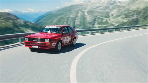 Istorinė nuotrauka su pirmuoju automobiliu