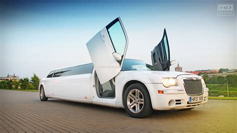 Elegantiškas baltas Chrysler 300C limuzinas