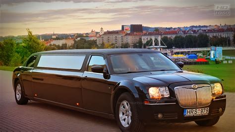 Juodas elegantiškas Chrysler 300C limuzinas