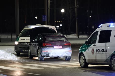Policijos pareigūnai stabdo automobilį