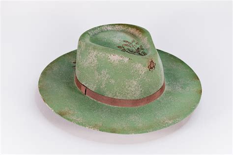 Dekoratyvinė skrybėlė, galėjusi sukelti avariją