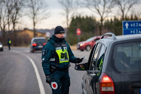 Policijos pareigūnai kelyje