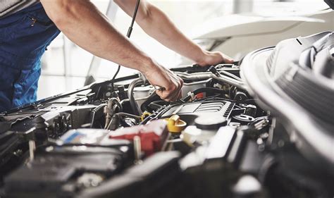 Specialistas apžiūri automobilį