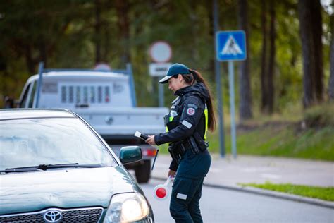 Lenkijos kelių policija tikrina sunkvežimius