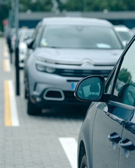 Schematiškai pavaizduotas neteisingai pastatytas automobilis kieme