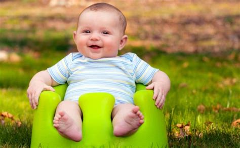 vaikas sėdi drausmės kėdutėje