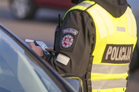 Negyvas vairuotojas prie automobilio