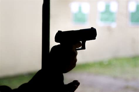 Sumažintas vaizdas laidų raizginio automobilio bagažinėje