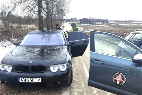 BMW vairuotojas sulaikomas pareigūnų