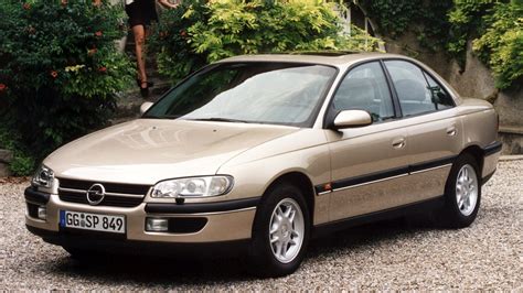 Opel Omega variklio skyrius