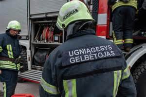 Moteris, apglėbusi vyriškio galvą