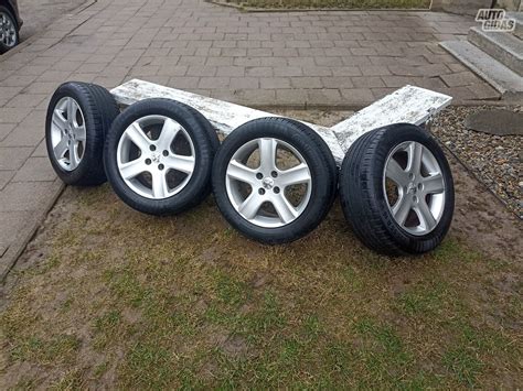 R16 ratlankiai su 5 tvirtinimo taškais ant Land Rover automobilio