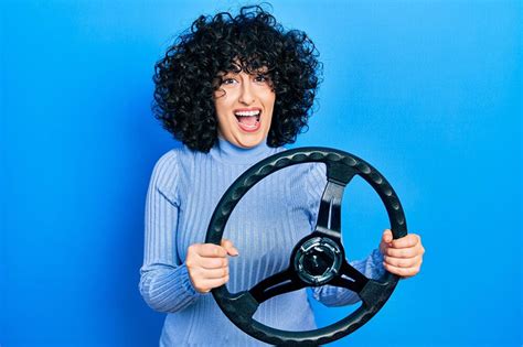 Rankos laikančios automobilio vairą su užvalkalu