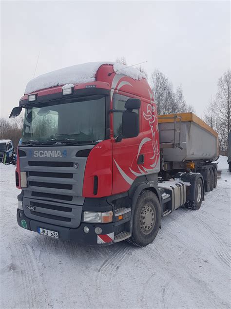 Tipinis vilkikas su puspriekabe