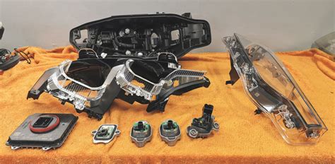 Automobilio priekinių žibintų išlygiavimo sistema