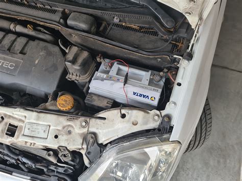 Opel Meriva akumuliatoriaus montavimo vietos schematiškas vaizdas