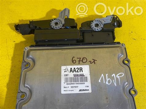 Opel Meriva su atidarytu variklio dangčiu, matomas akumuliatorius