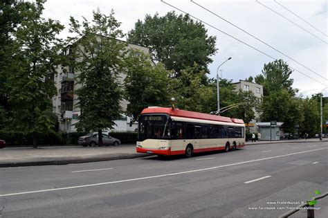 Nuotrauka, vaizduojanti troleibusą mieste