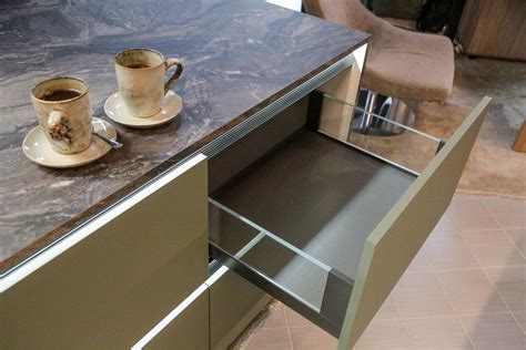 Bėgelių sistema virtuvės stalčiams