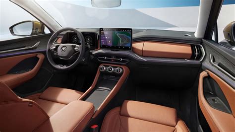 Skoda automobilio interjeras su matomomis oro pagalvėmis
