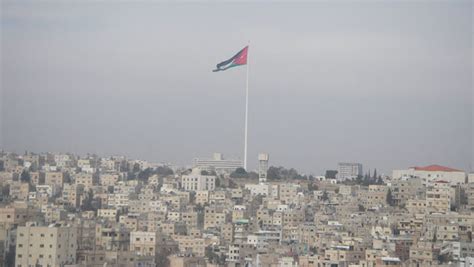 Jordanijos vėliava virš Amano, žvelgiant nuo rūmų kalvos