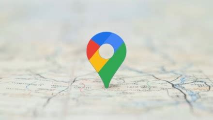 Išmanusis telefonas su Google Maps navigacijos programėle