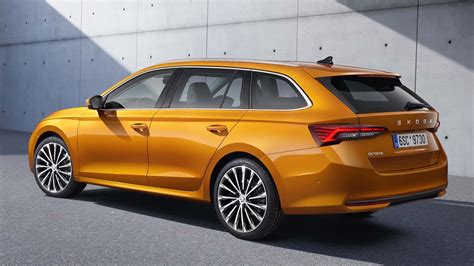 Skoda Octavia automobilio interjeras su panoraminiu stogu