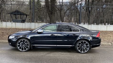 Nuotrauka, vaizduojanti prabangų Volvo S80 interjerą.