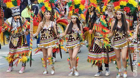 Spalvingi Bolivijos šokėjai Oruro karnavale