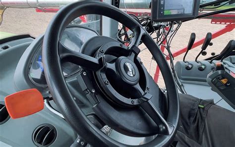Nuotrauka traktoriaus su sumontuota automatinio vairavimo sistema