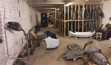 Sandėlis su automobilio dalimis