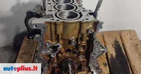 Automechanikas dirbantis su Opel varikliu