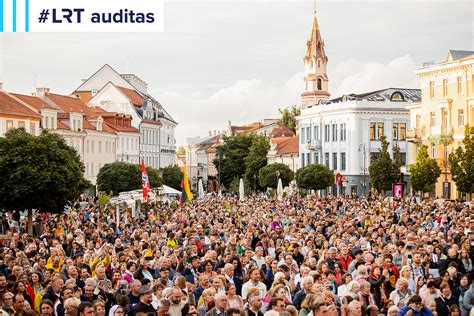 Žmonių minia stebi automobilių lenktynes trasoje